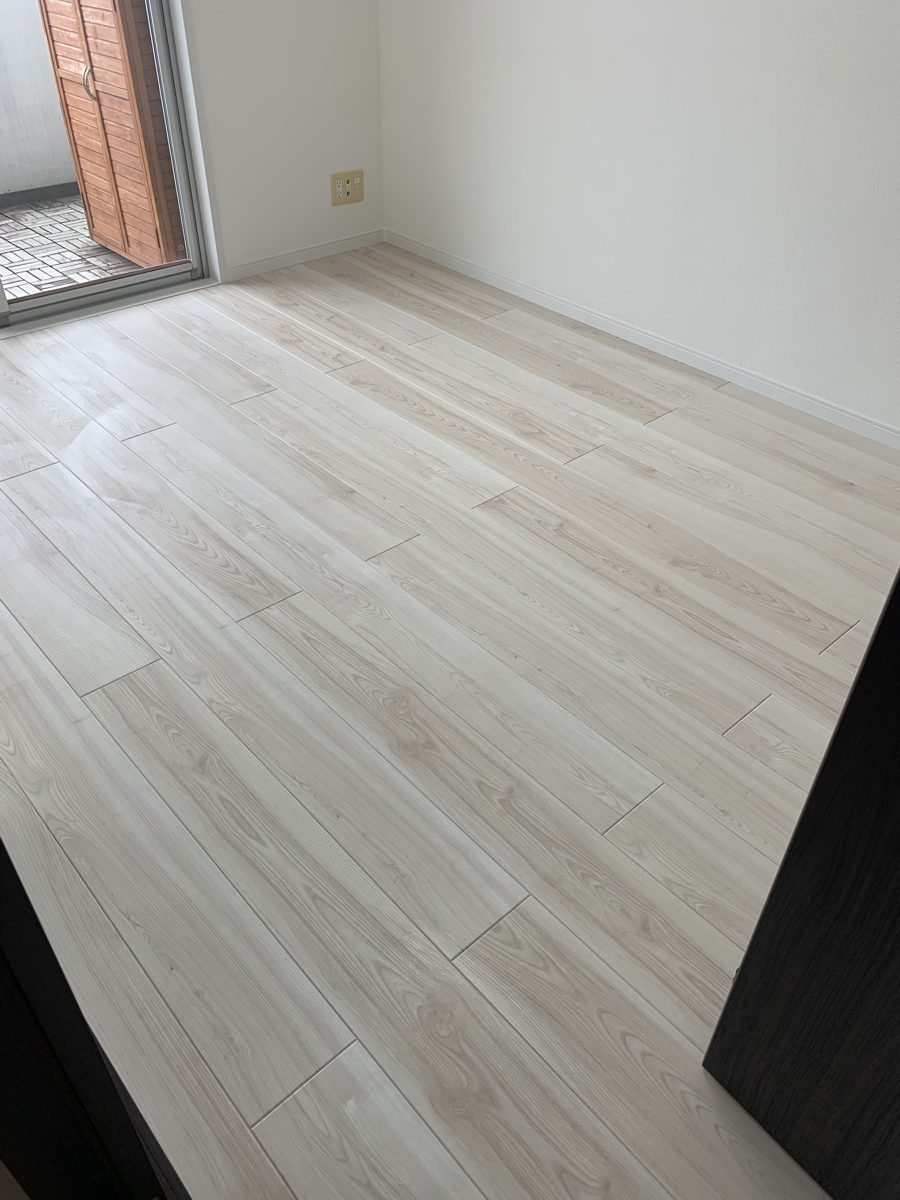 フローリングを張り終えた部屋