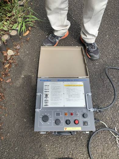 現場で機器を使った調査