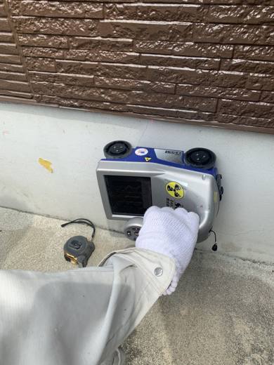 現場で機器を使った調査