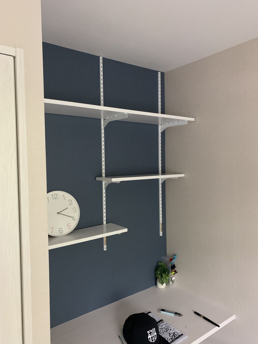 壁に棚を付けた部屋。下地のある位置に合わせて取り付けた。