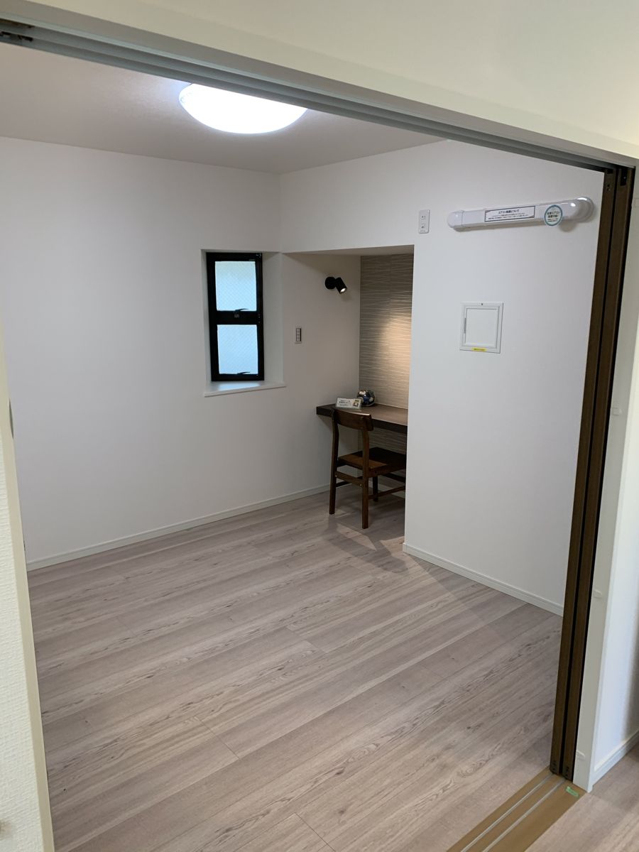 引き戸で仕切った部屋。開ければひと続き、閉めればふた部屋。